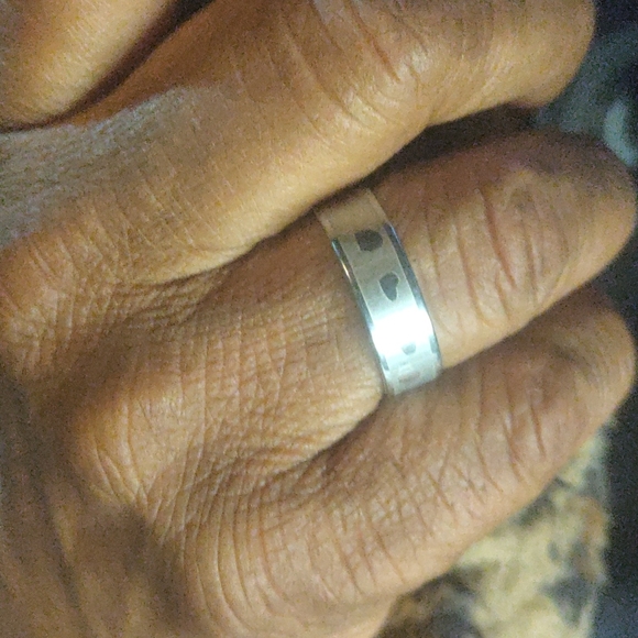 A man's Ring band w/ 💕 - Picture 5 of 7